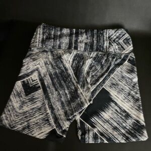 Lululemon Women’s Leggings Black and white size 6.
